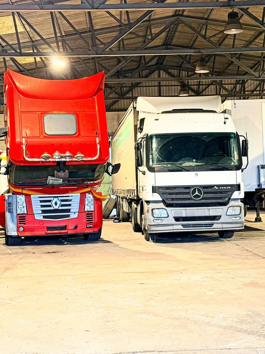 Camiões Renault e Mercedes Actros na oficina da Brutal Pesados