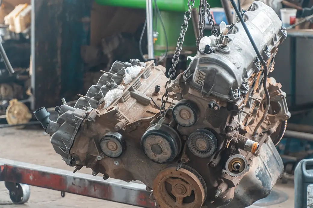 Motor de pesado suspenso na oficina