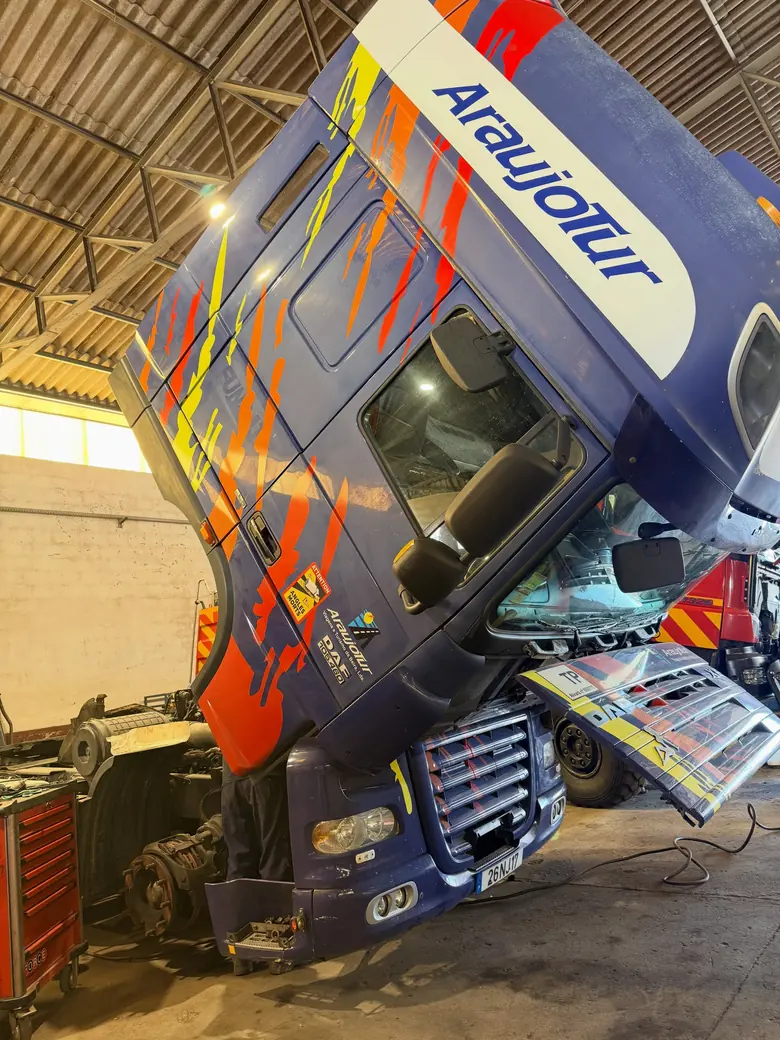 Cabine DAF basculada para acesso ao motor