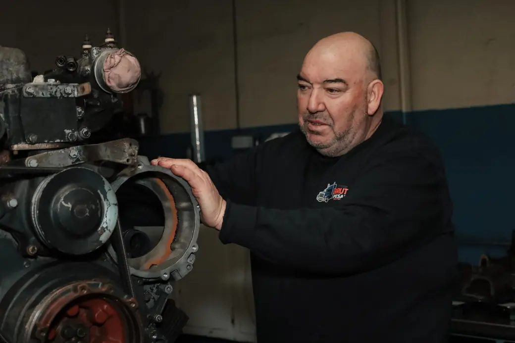Mecânico da Brutal Pesados a inspecionar um motor