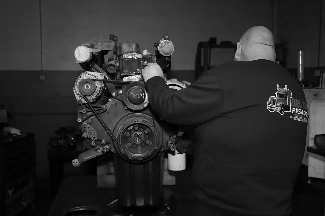 Reparação de motor de pesado na oficina